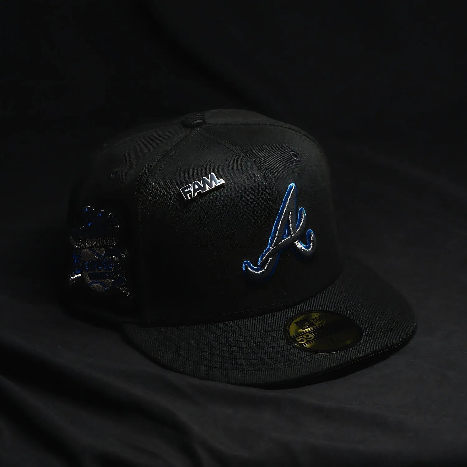 NEW ERA 59FIFTY MLB ATLANTA BRAVES 30TH SEASON BLACK METALLIC SILVER
