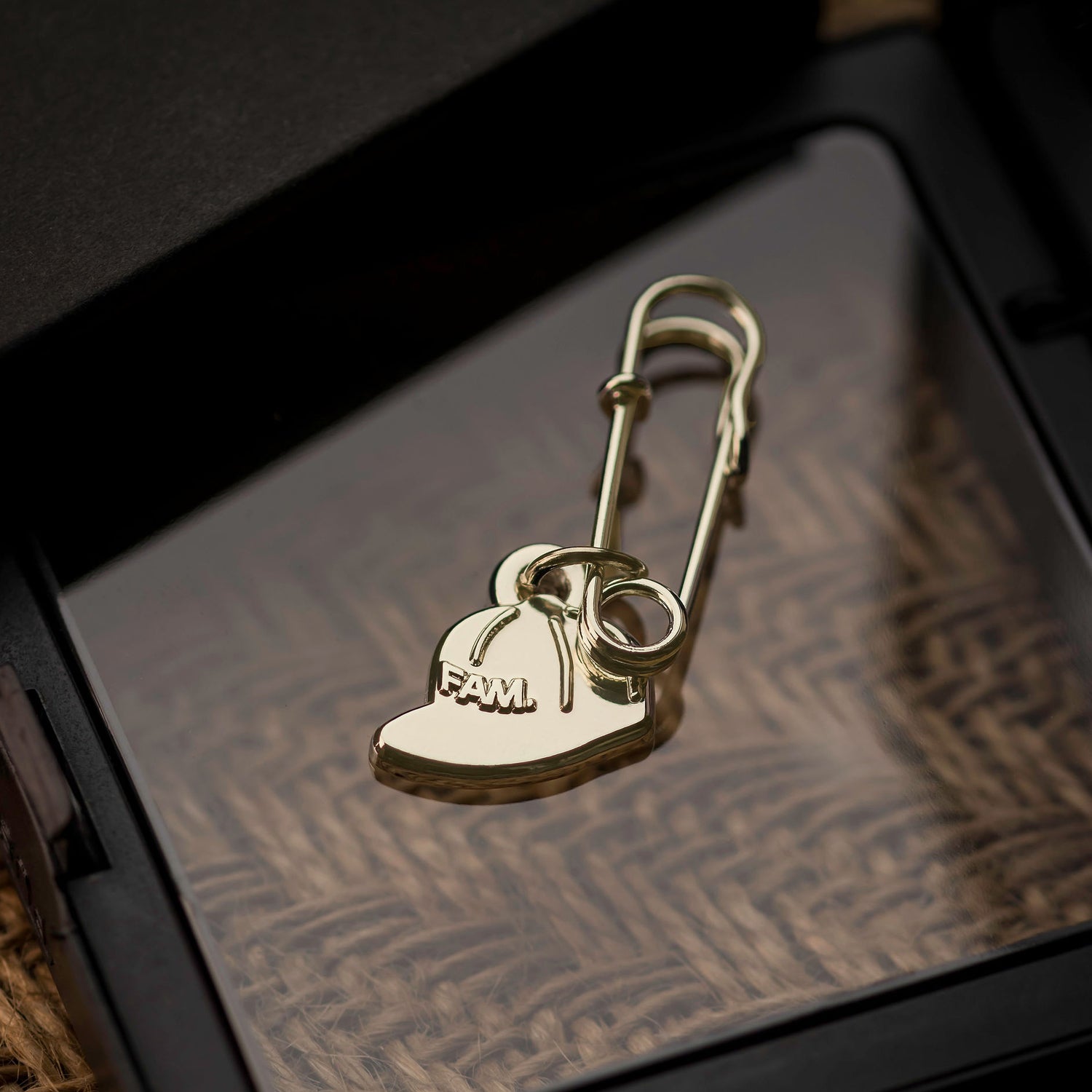 FAM.CAP CHARM PIN METALLIC GOLD