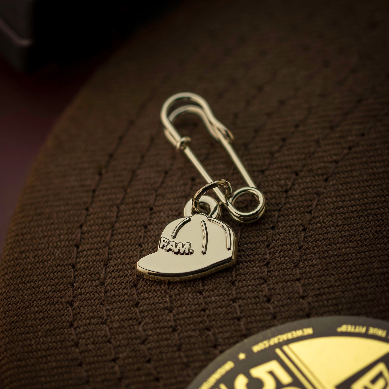FAM.CAP CHARM PIN METALLIC GOLD