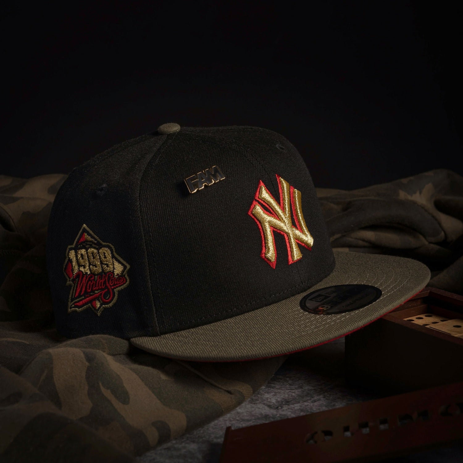 NEW ERA 9FIFTY MLB NEW YORK YANKEES WORLD SERIES 1999 TWO TONE / SCARLET UV SNAPBACK CAP