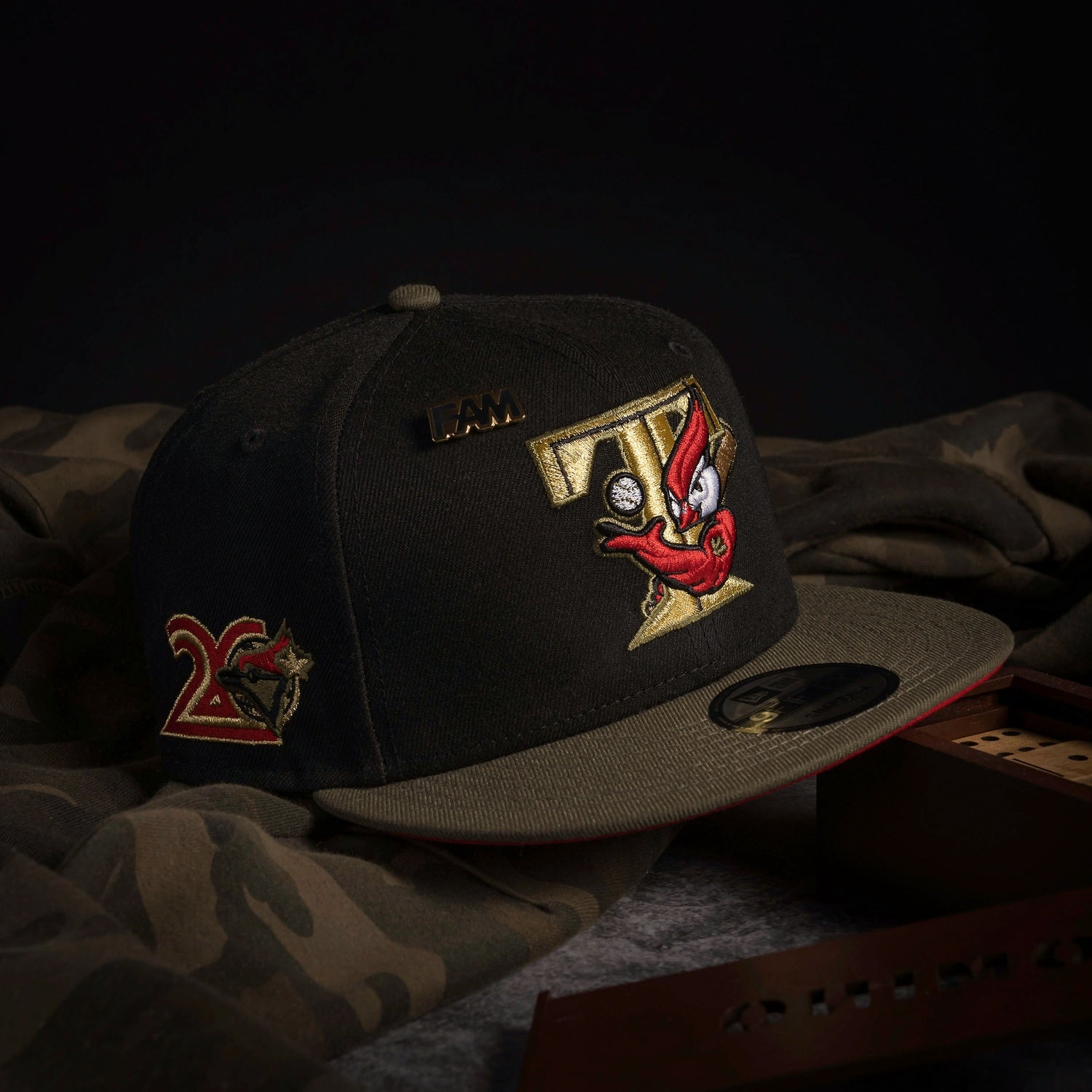 NEW ERA 9FIFTY MLB TORONTO BLUE JAYS 20TH ANNIVERSARY TWO TONE / SCARLET UV SNAPBACK CAP