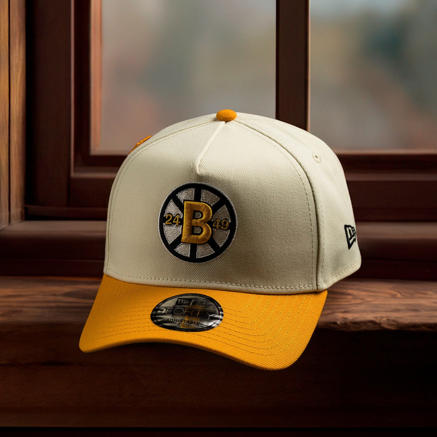 NEW ERA 9FORTY A-FRAME NHL BOSTON BRUINS CHROME WHITE / KELLY GREEN UV SNAPBACK
