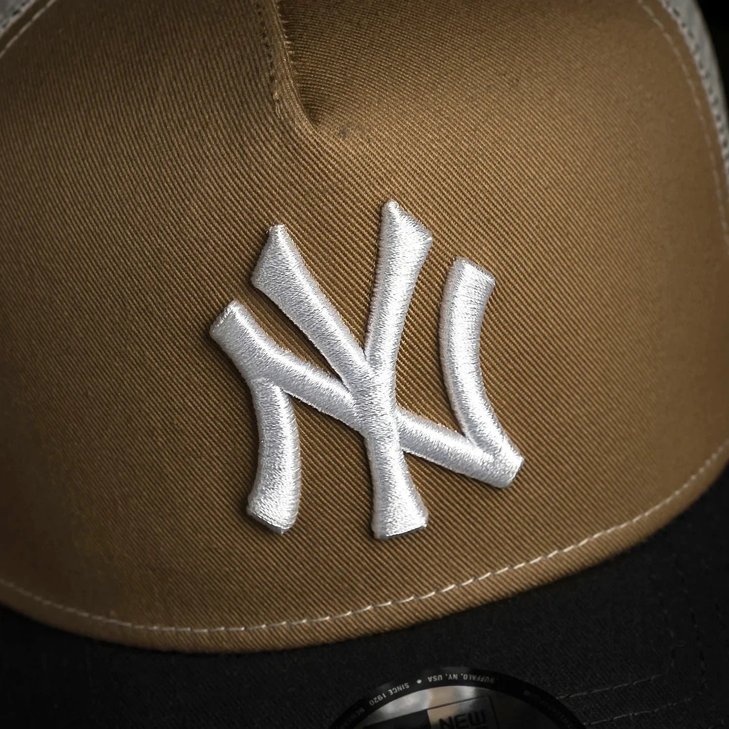 NEW ERA 9FORTY A-FRAME MLB NEW YORK YANKEES KHAKI / KELLY GREEN UV TRUCKER