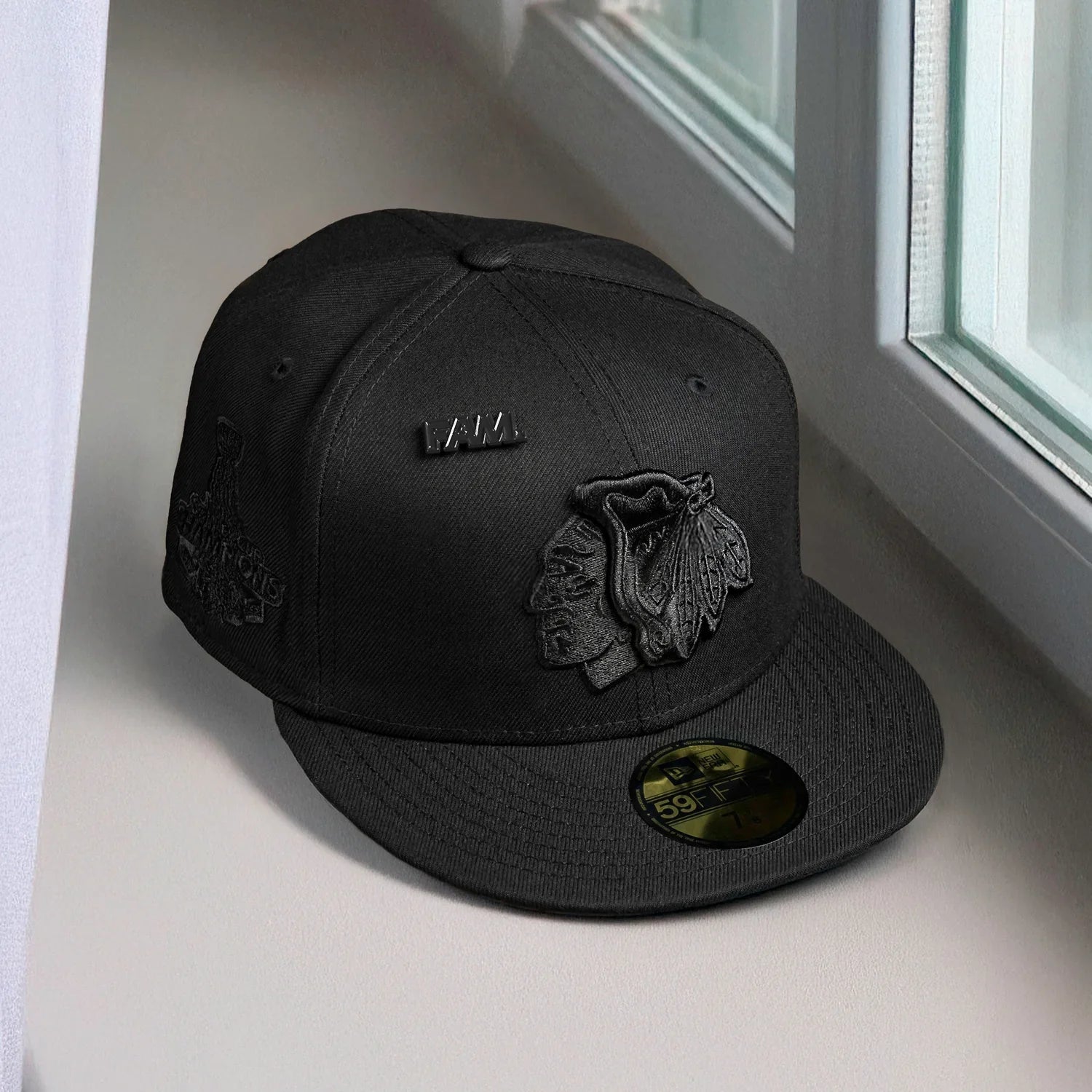 CHICAGO BLACKHAWKS NHL BLACK SCARLET UV / NEW ERA 59FIFTY FITTED CAP