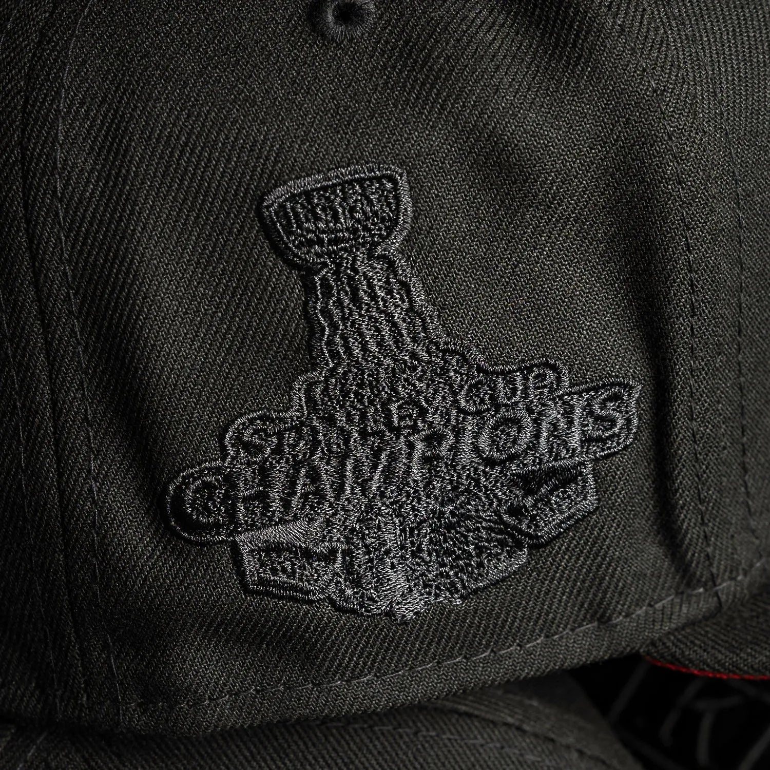 CHICAGO BLACKHAWKS NHL BLACK SCARLET UV / NEW ERA 59FIFTY FITTED CAP