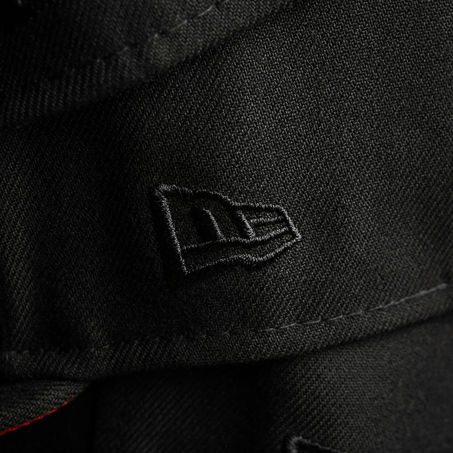 CHICAGO BLACKHAWKS NHL BLACK SCARLET UV / NEW ERA 59FIFTY FITTED CAP