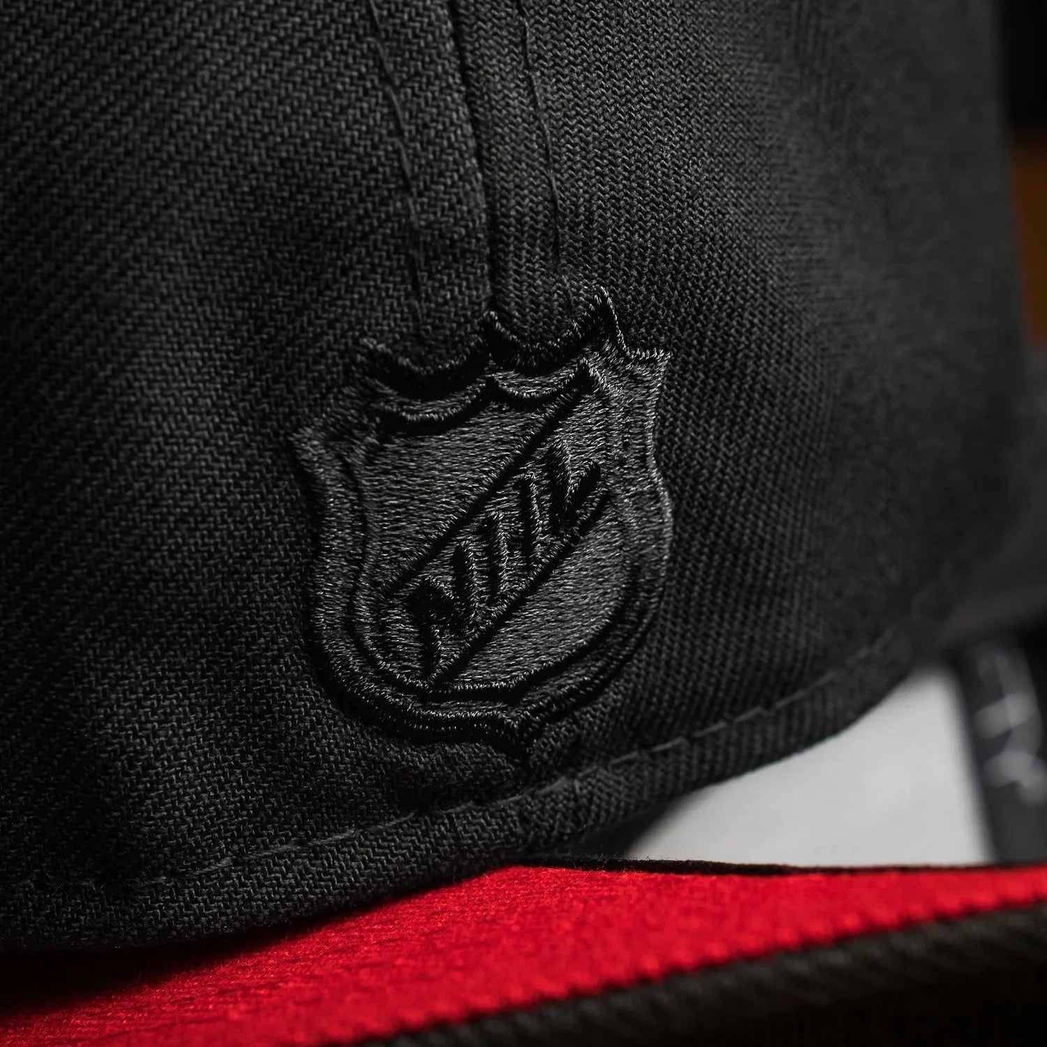 ANAHEIM DUCKS NHL BLACK SCARLET UV / NEW ERA 59FIFTY FITTED CAP