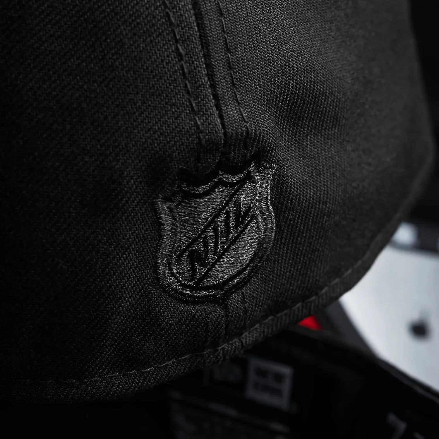 CHICAGO BLACKHAWKS NHL BLACK SCARLET UV / NEW ERA 59FIFTY FITTED CAP