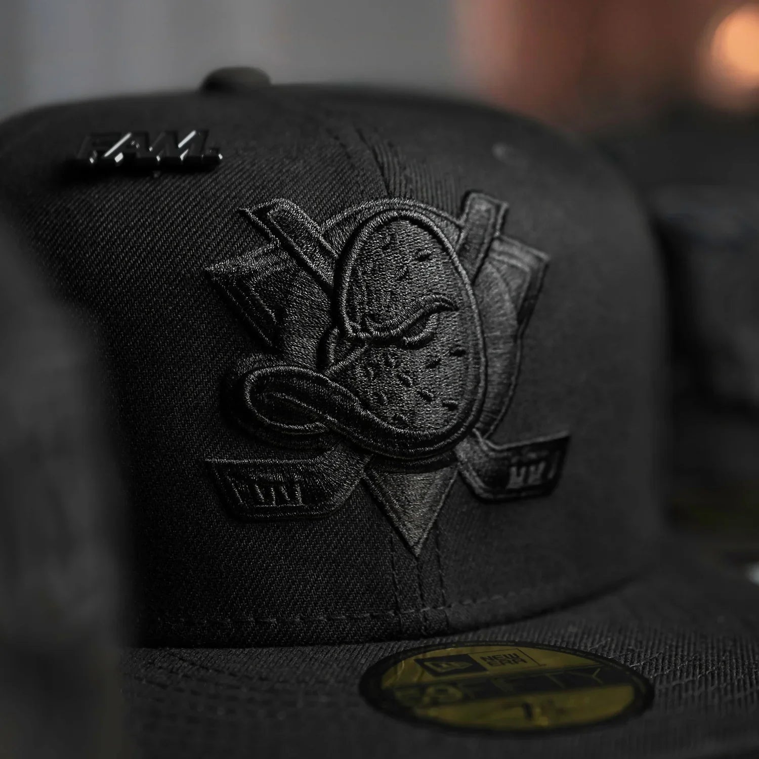 ANAHEIM DUCKS NHL BLACK SCARLET UV / NEW ERA 59FIFTY FITTED CAP