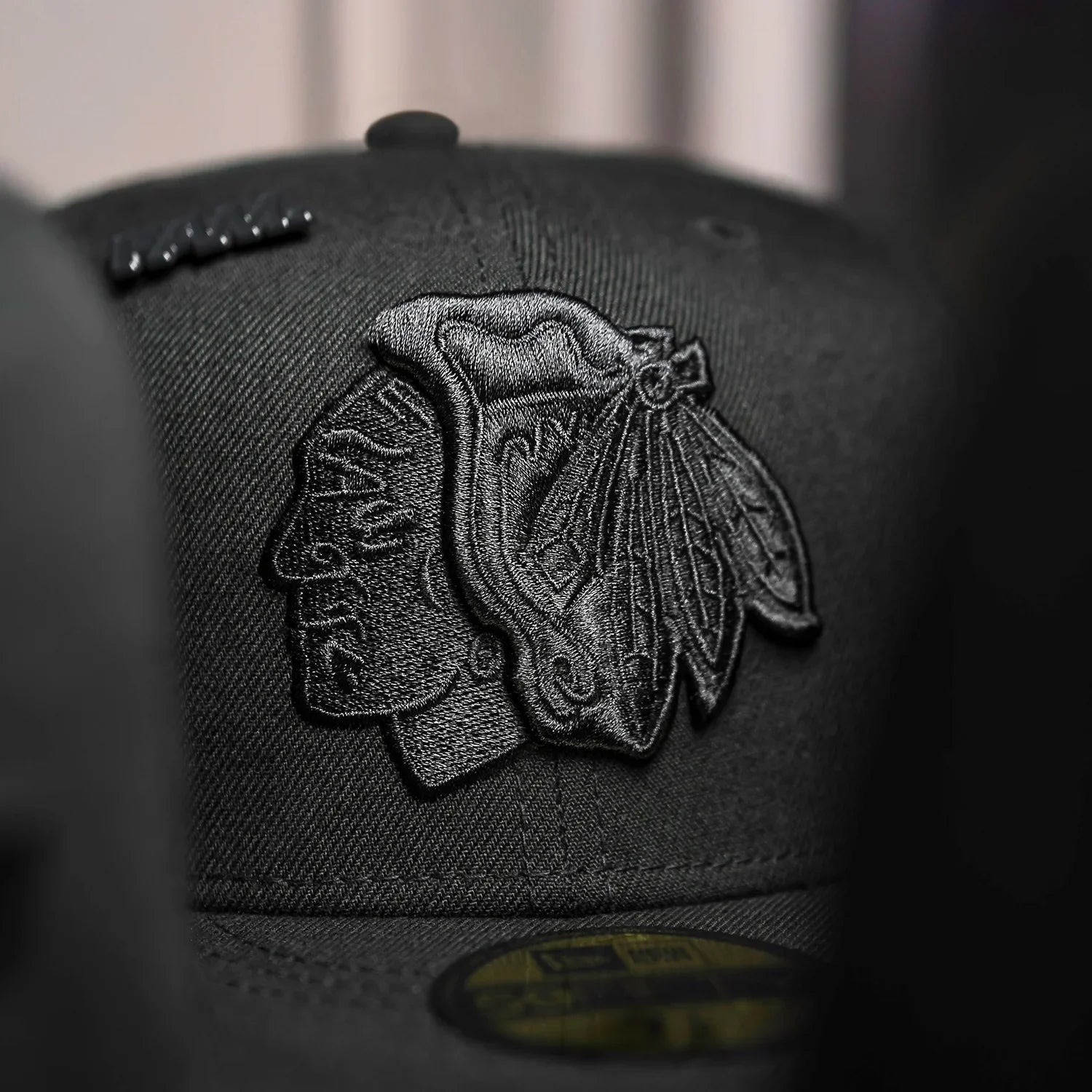 CHICAGO BLACKHAWKS NHL BLACK SCARLET UV / NEW ERA 59FIFTY FITTED CAP