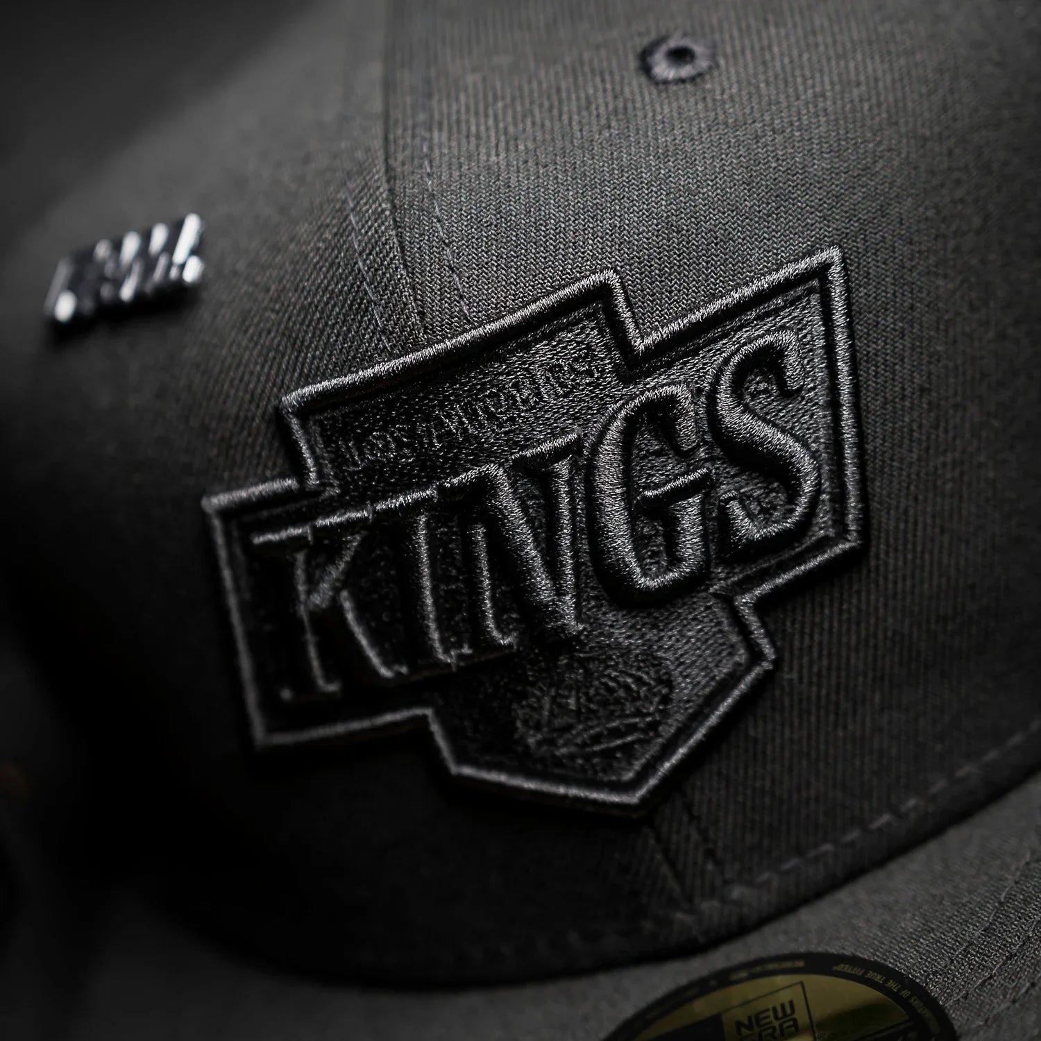 LOS ANGELES KINGS NHL BLACK SCARLET UV / NEW ERA 59FIFTY FITTED CAP