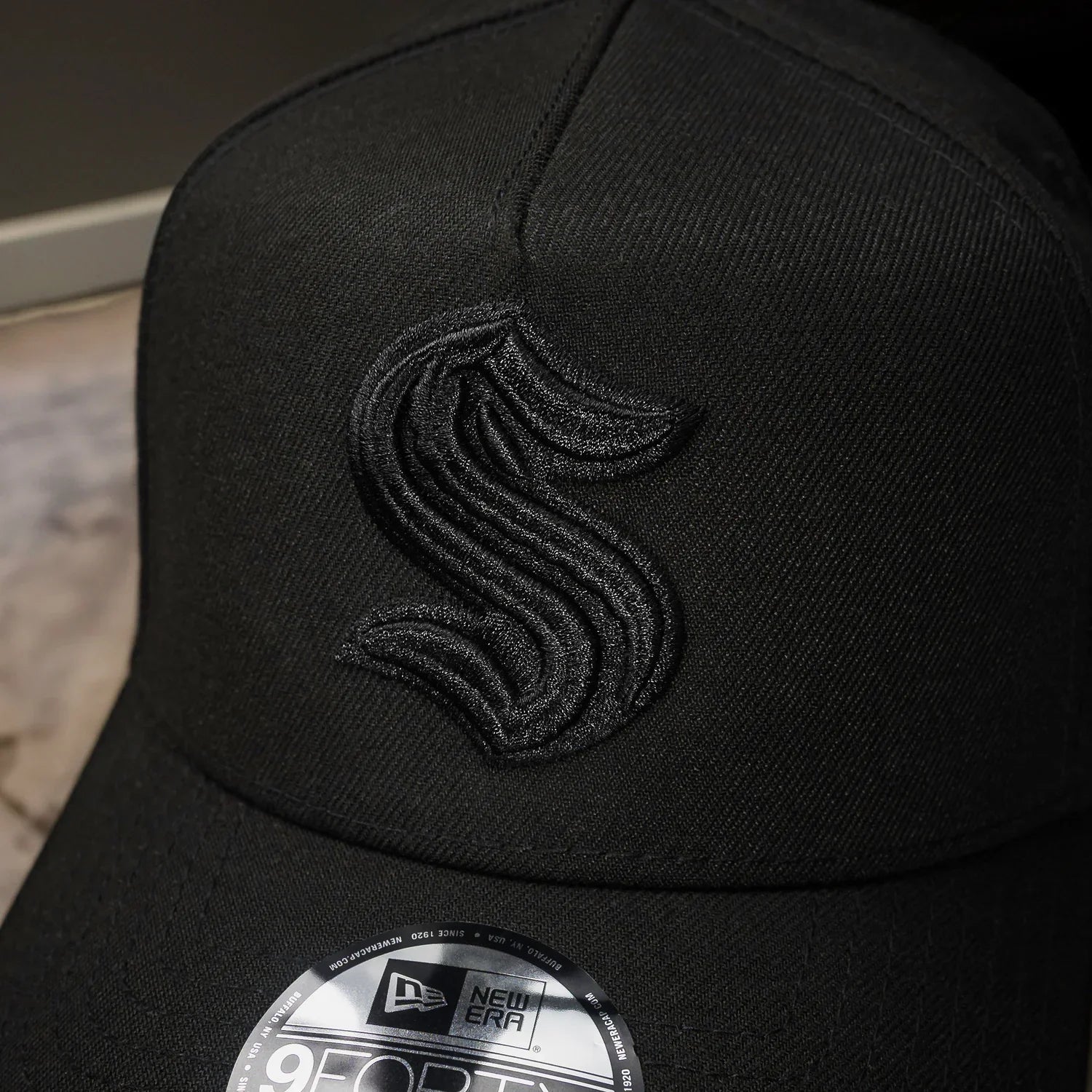 SEATTLE KRAKEN NHL BLACK SCARLET UV / NEW ERA 9FORTY A-FRAME