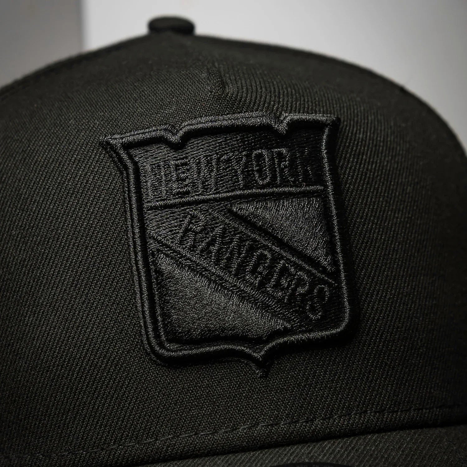 NEW YORK RANGERS NHL BLACK SCARLET UV / NEW ERA 9FORTY A-FRAME