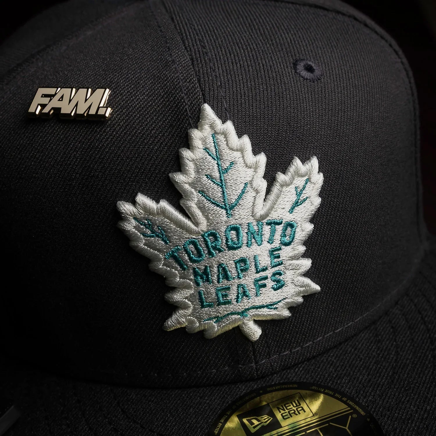 NEW ERA 59FIFTY NHL TORONTO MAPLE LEAFS GRAPHITE / GRAY UV FITTED CAP