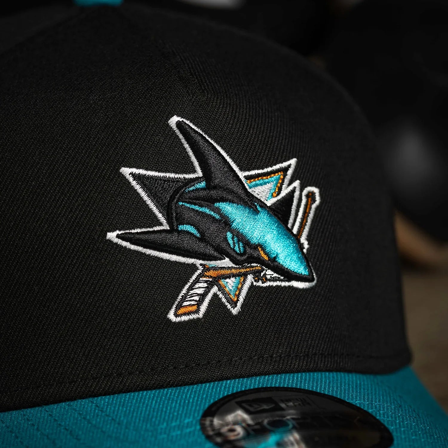 NEW ERA 9FORTY A-FRAME NHL SAN JOSE BLACK / GRAY UV SNAPBACK