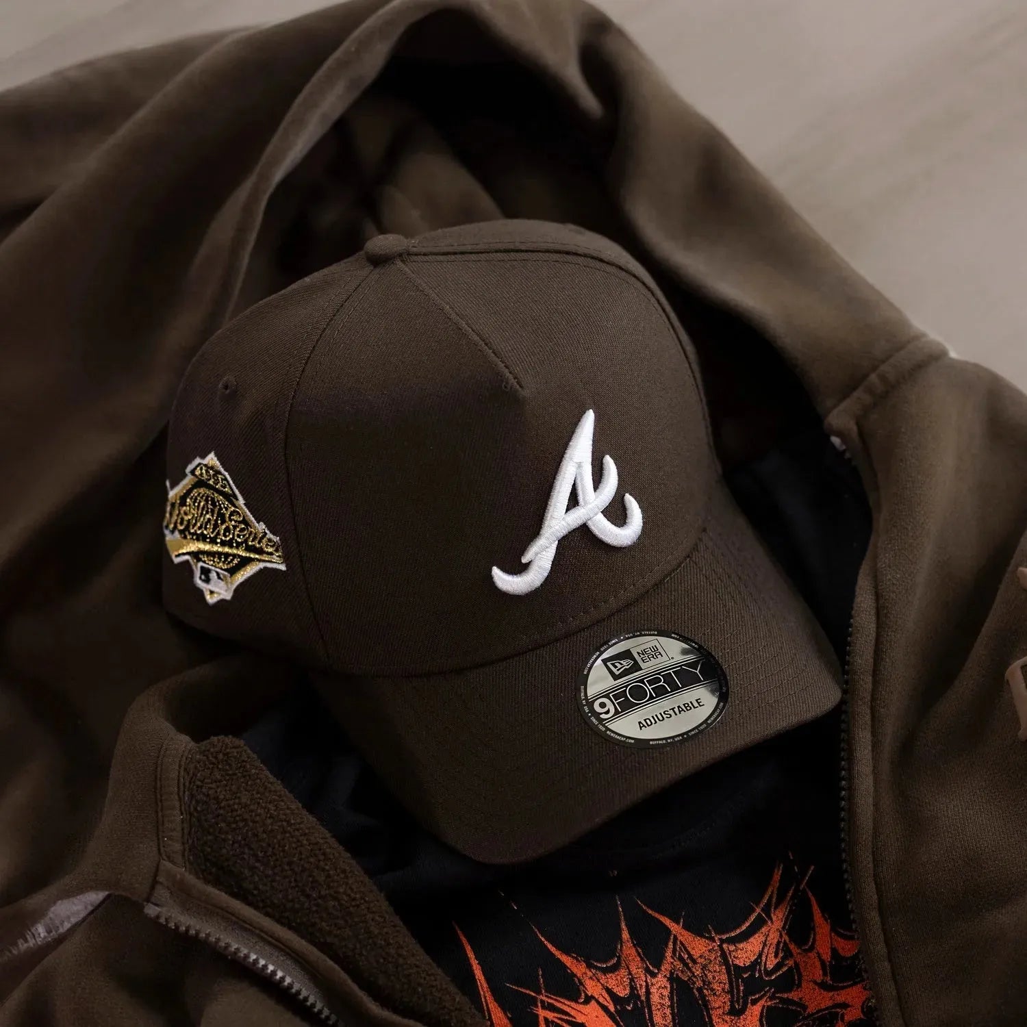 NEW ERA 9FORTY A-FRAME MLB ATLANTA BRAVES WORLD SERIES 1995 WALNUT / SCARLET UV CAP - FAM