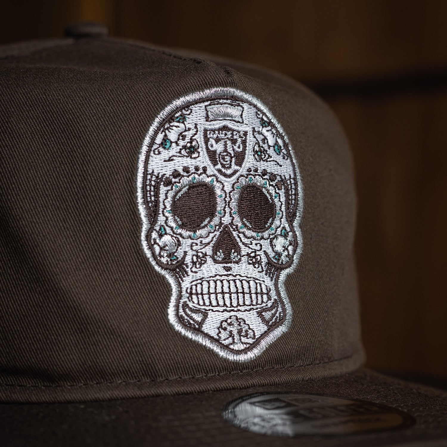 LAS VEGAS RAIDERS NFL SUGARSKULL WALNUT GRAY UV / NEW ERA GOLFER CAP