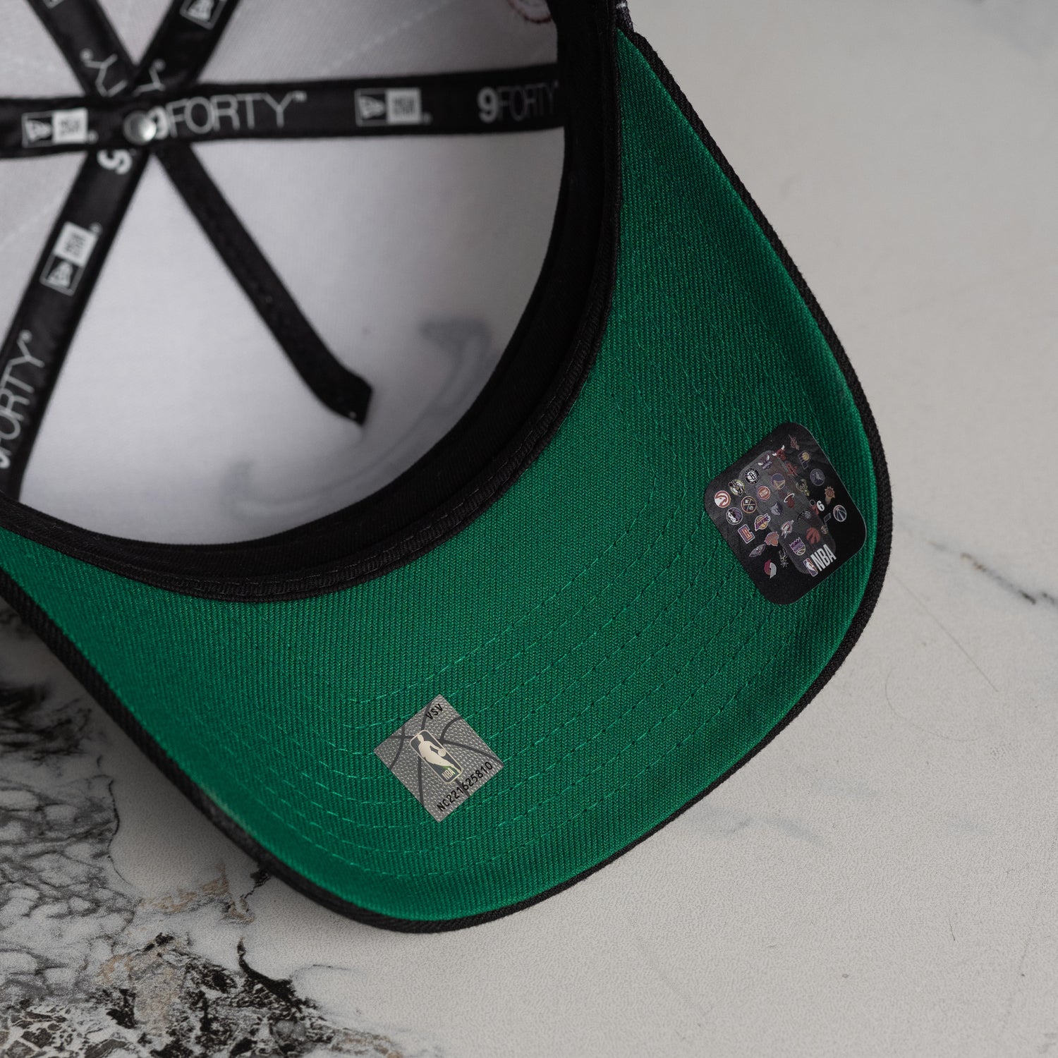 CHICAGO BULLS NBA CHROME WHITE BLACK TWO TONE KELLY GREEN UV / NEW ERA 9FORTY A-FRAME