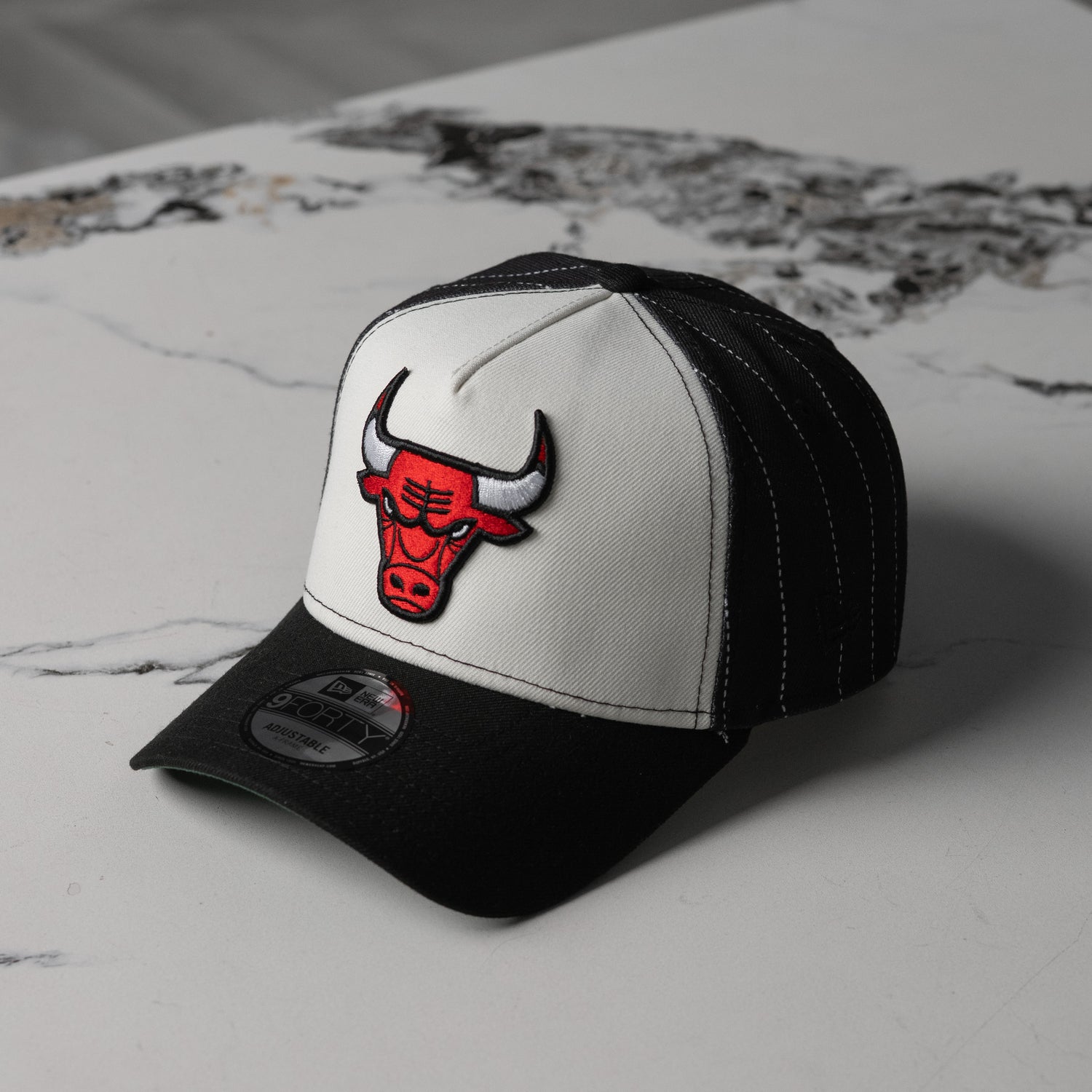 CHICAGO BULLS NBA CHROME WHITE BLACK TWO TONE KELLY GREEN UV / NEW ERA 9FORTY A-FRAME