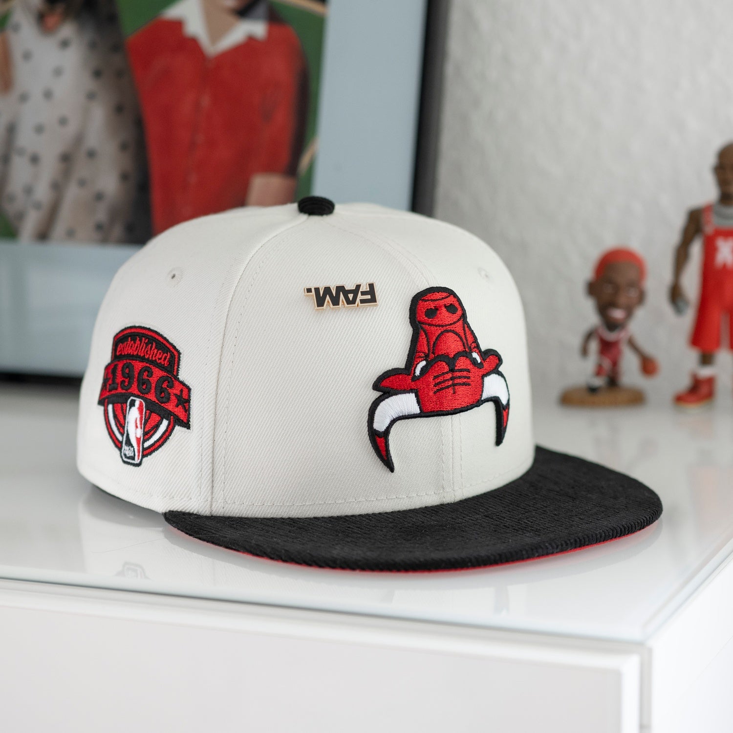 NEW ERA 59FIFTY NBA CHICAGO BULLS ESTABLISHED 1966 TWO TONE / SCARLET UV FITTED CAP
