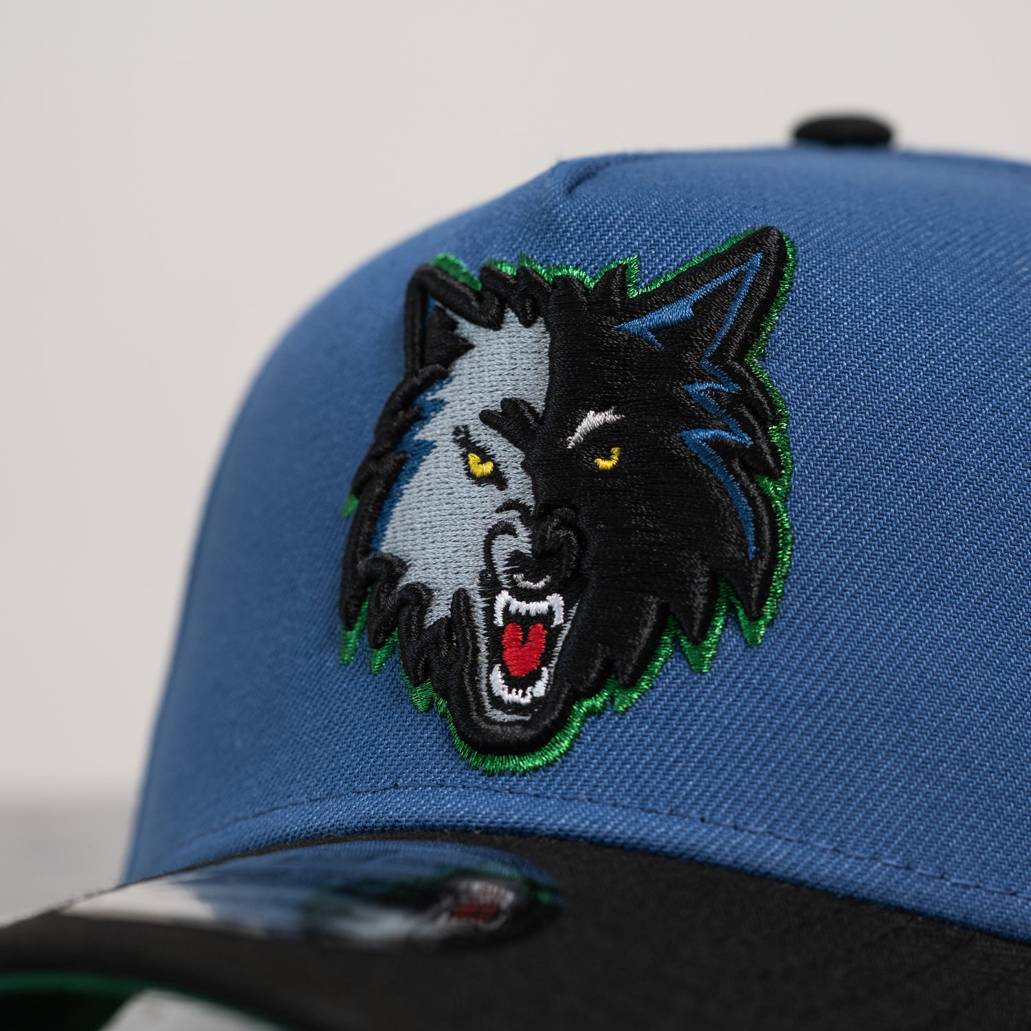 MINNESOTA TIMBERWOLVES NBA SKY INDIGO BLACK TWO TONE KELLY GREEN UV / NEW ERA 9FORTY A-FRAME