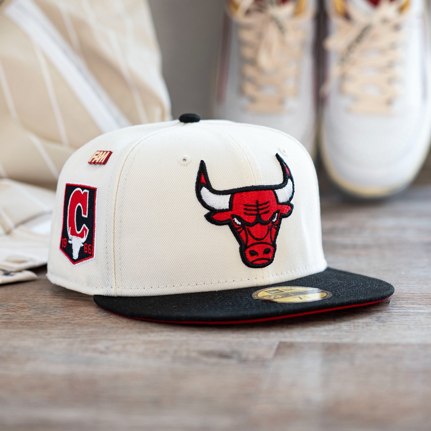 NEW ERA 59FIFTY NBA CHICAGO BULLS ESTABLISHED 1996 TWO TONE / SCARLET UV FITTED CAP