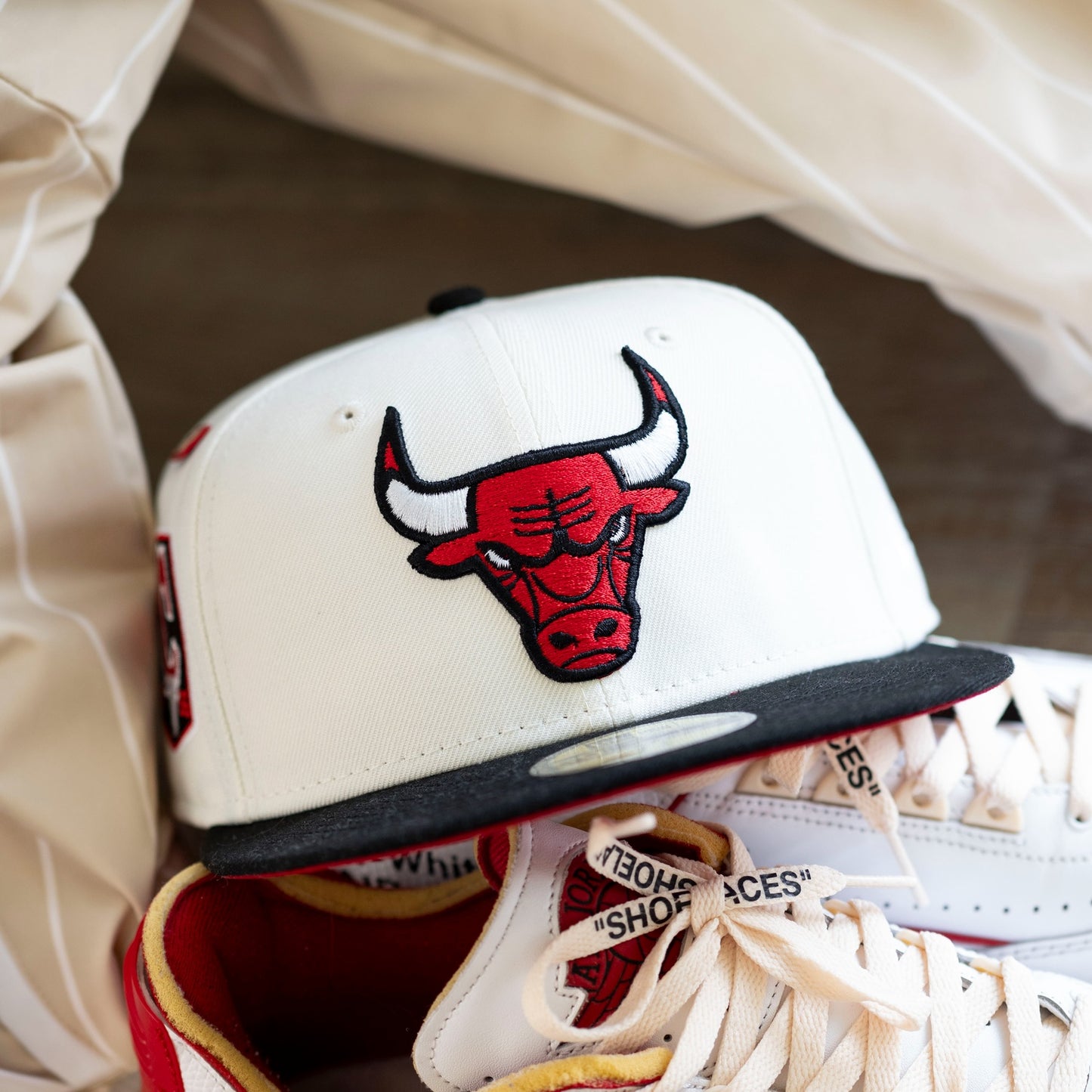 NEW ERA 59FIFTY NBA CHICAGO BULLS ESTABLISHED 1996 TWO TONE / SCARLET UV FITTED CAP