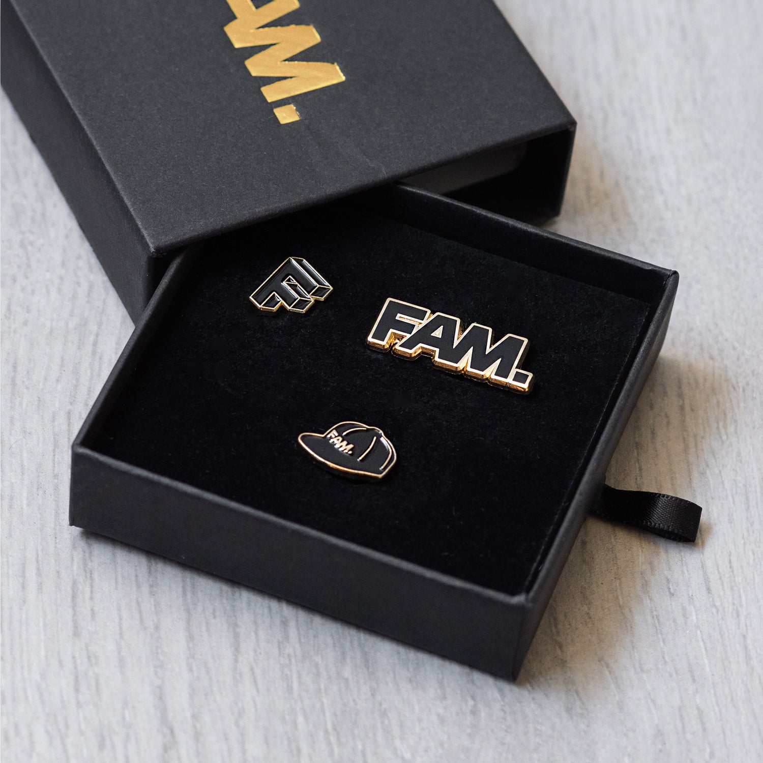 FAM.CAP METALLIC GOLD PIN PACK – 3X PINS, GIFT BOXED