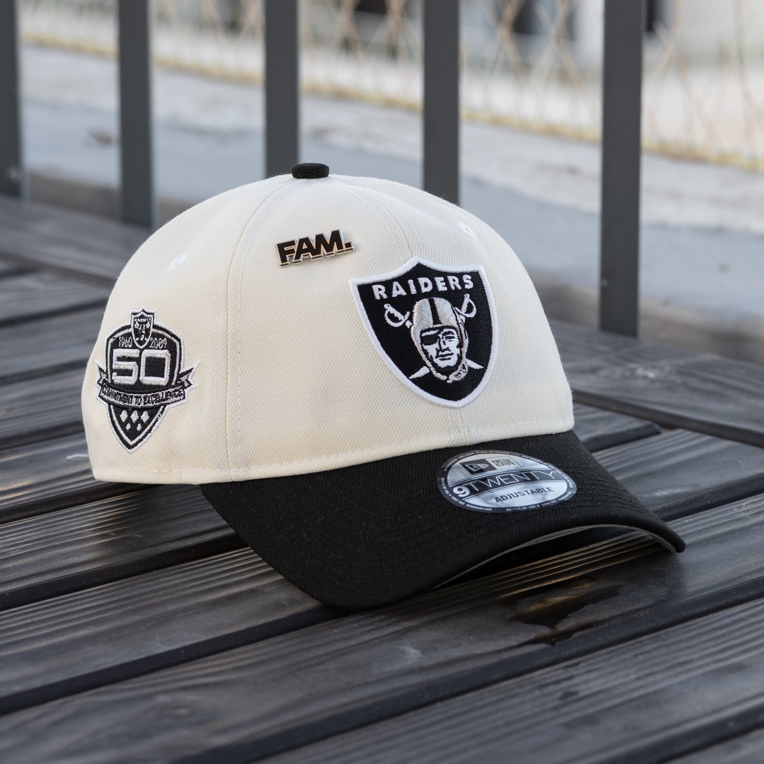 LAS VEGAS RAIDERS NFL CHROME WHITE BLACK TWO TONE GRAY UV / NEW ERA 9TWENTY ADJUSTABLE