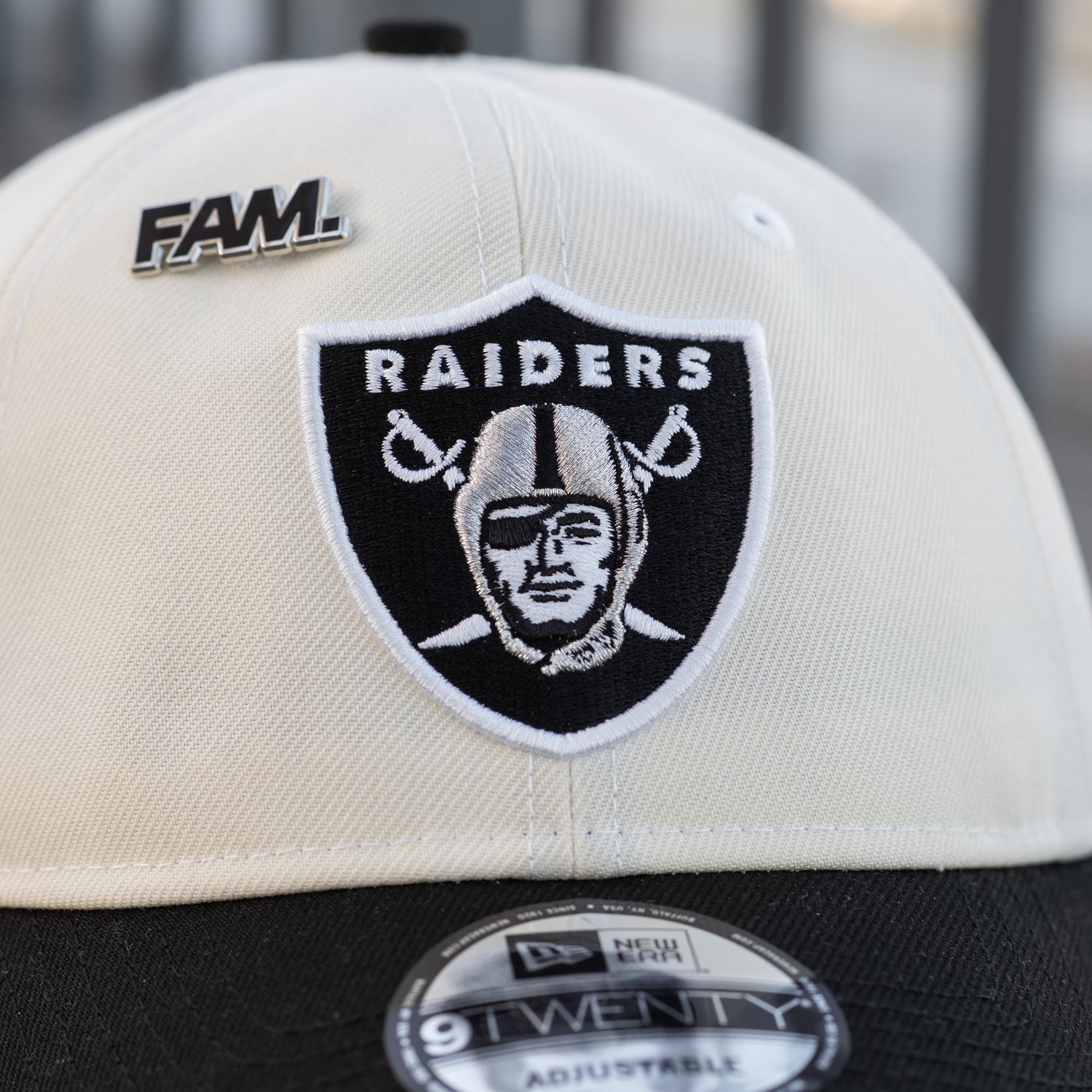 LAS VEGAS RAIDERS NFL CHROME WHITE BLACK TWO TONE GRAY UV / NEW ERA 9TWENTY ADJUSTABLE