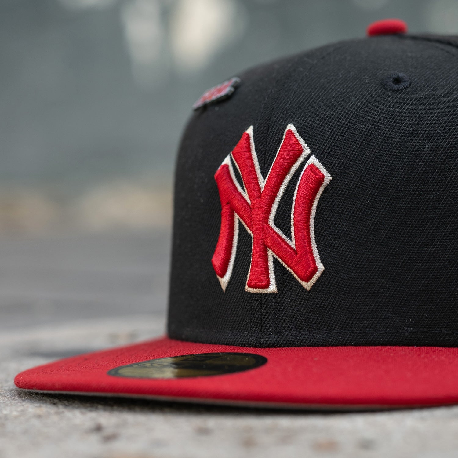 NEW YORK YANKEES MLB BLACK SCARLET TWO TONE GRAY UV / NEW ERA 59FIFTY FITTED CAP