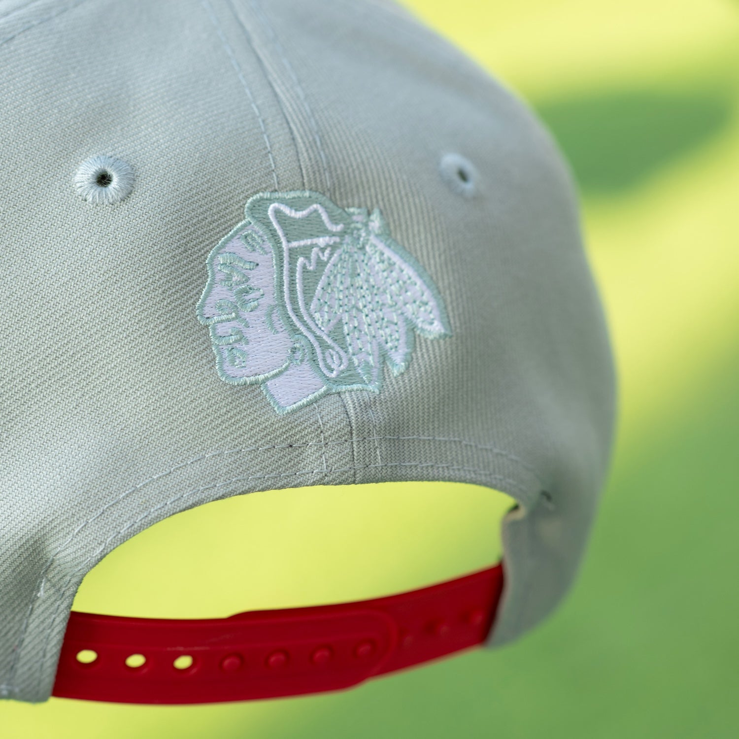 CHICAGO BLACKHAWKS NHL TWO TONE SANTA HAT GRINCH GREEN UV / NEW ERA 9FORTY A-FRAME