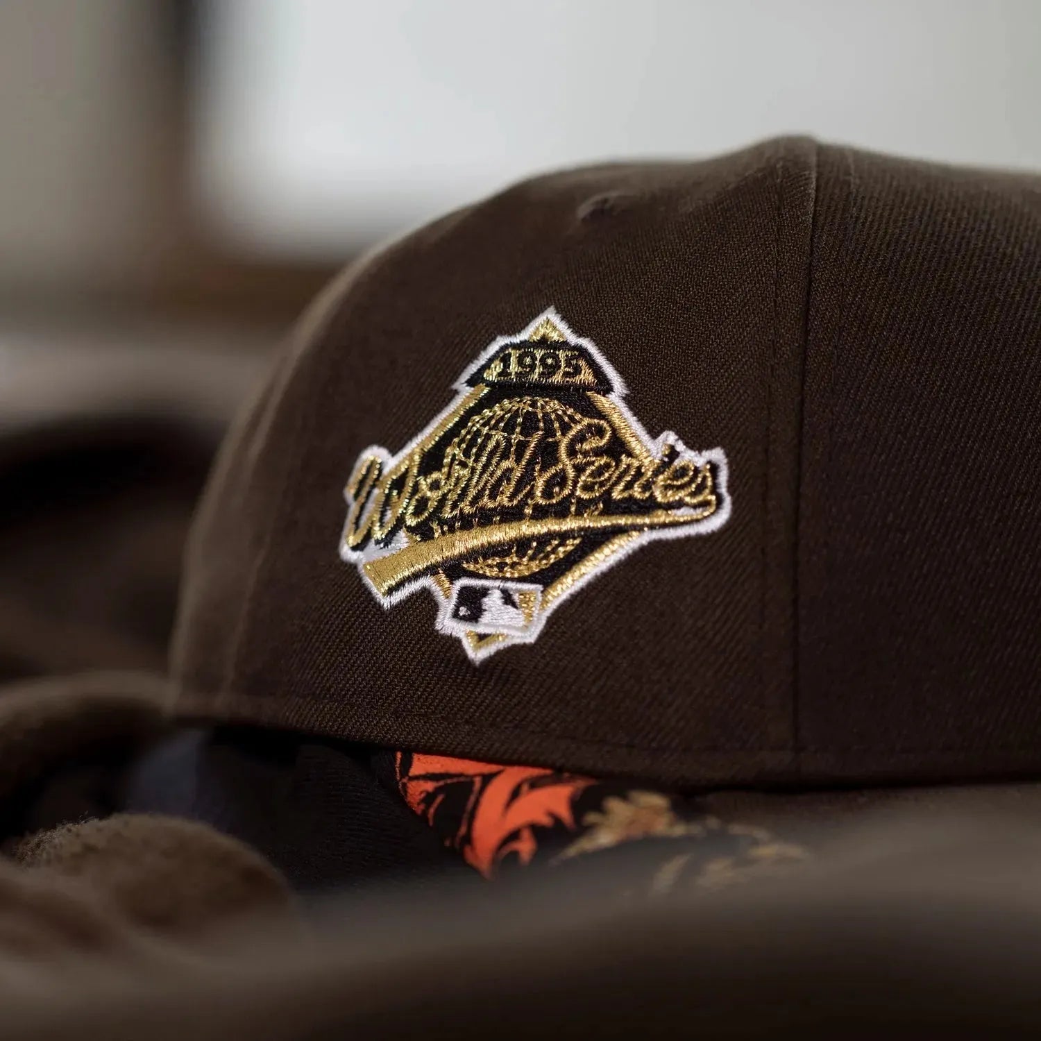 NEW ERA 9FORTY A-FRAME MLB ATLANTA BRAVES WORLD SERIES 1995 WALNUT / SCARLET UV CAP - FAM