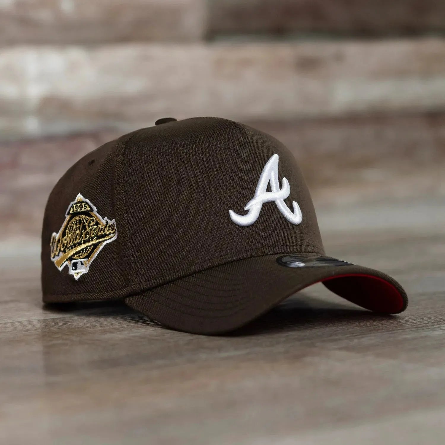 NEW ERA 9FORTY A-FRAME MLB ATLANTA BRAVES WORLD SERIES 1995 WALNUT / SCARLET UV CAP - FAM