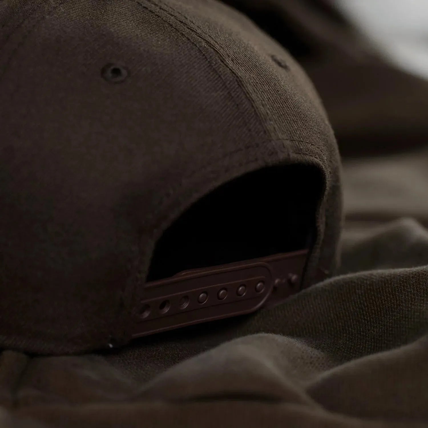 NEW ERA 9FORTY A-FRAME MLB ATLANTA BRAVES WORLD SERIES 1995 WALNUT / SCARLET UV CAP - FAM