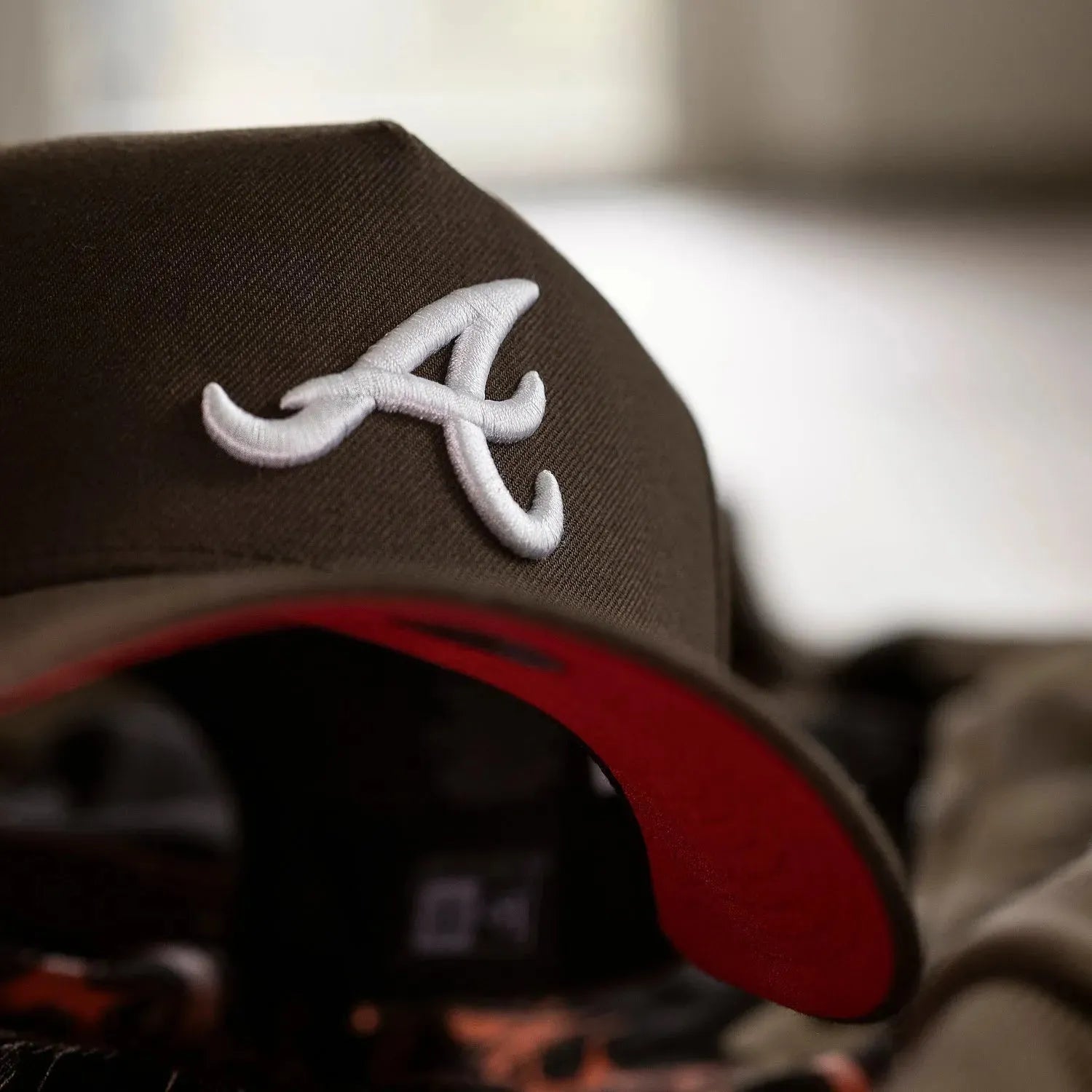 NEW ERA 9FORTY A-FRAME MLB ATLANTA BRAVES WORLD SERIES 1995 WALNUT / SCARLET UV CAP - FAM