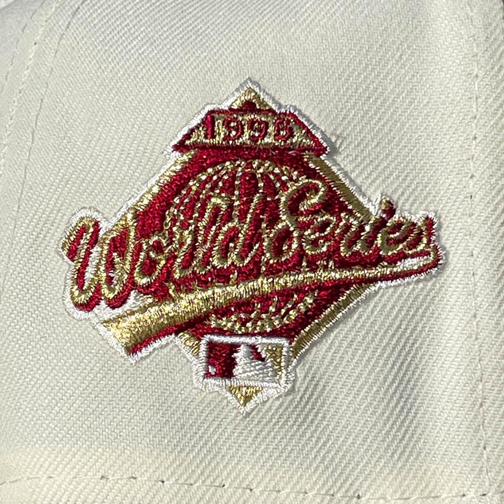 NEW ERA 59FIFTY MLB ATLANTA BRAVES WORLD SERIES 1995 CHROME WHITE / CARDINAL UV FITTED CAP - FAM