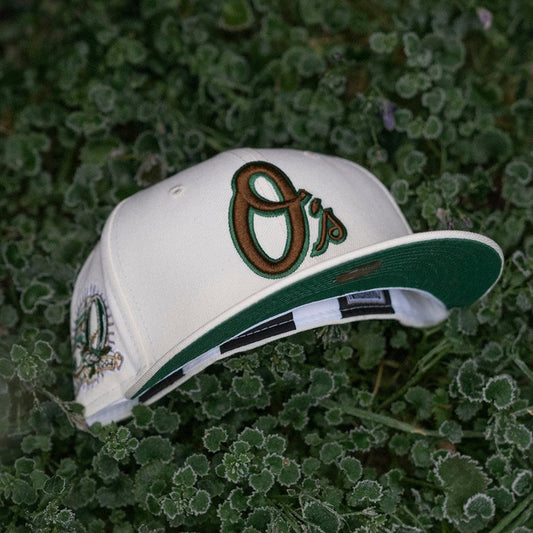 EXCLUSIVE NEW ERA 59FIFTY BALTIMORE ORIOLES MLB 50TH ANNIVERSARY CHROME WHITE / KELLY GREEN UV FITTED CAP ELF COLLECTION