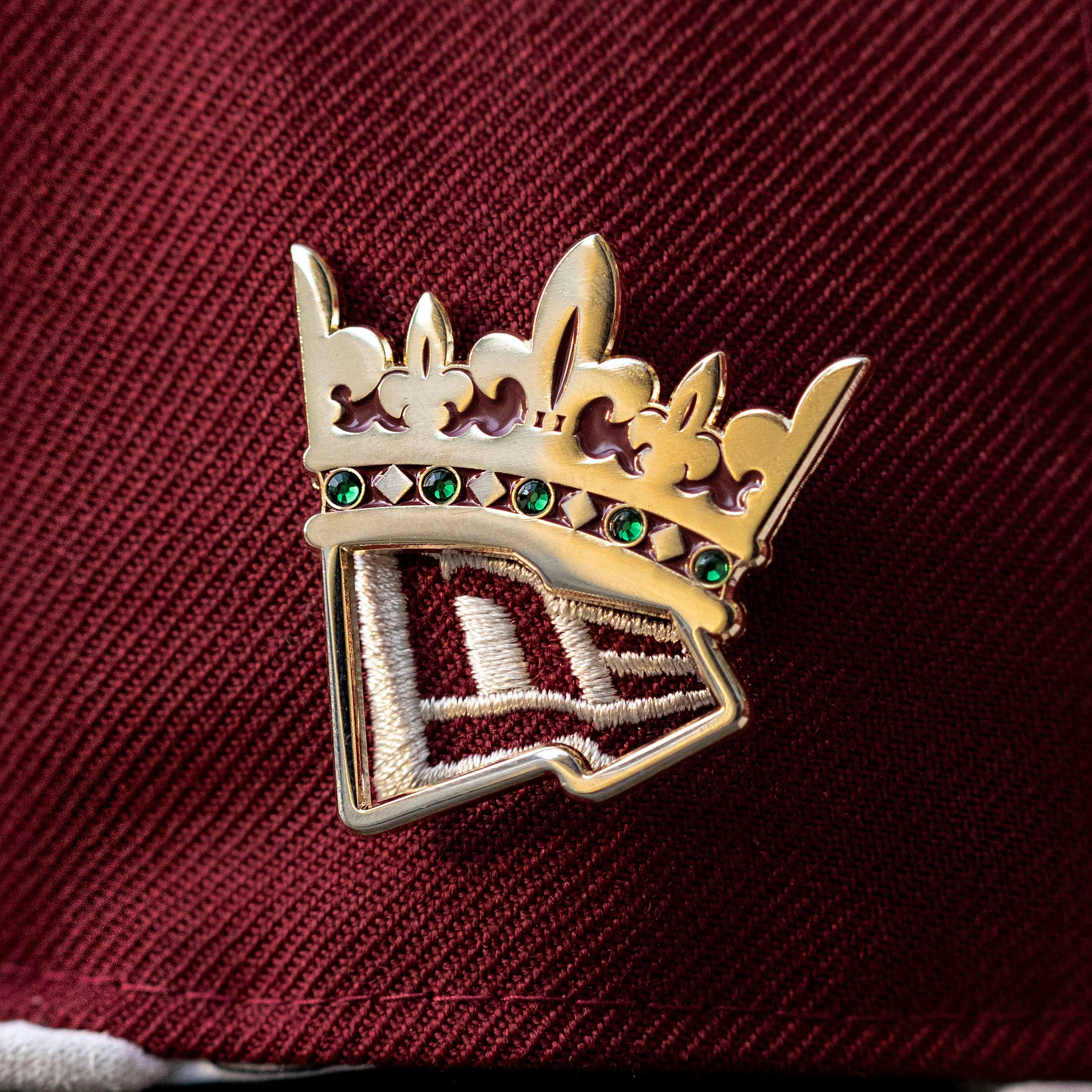 FAM CROWN MAGNETIC PIN GOLD/GREEN