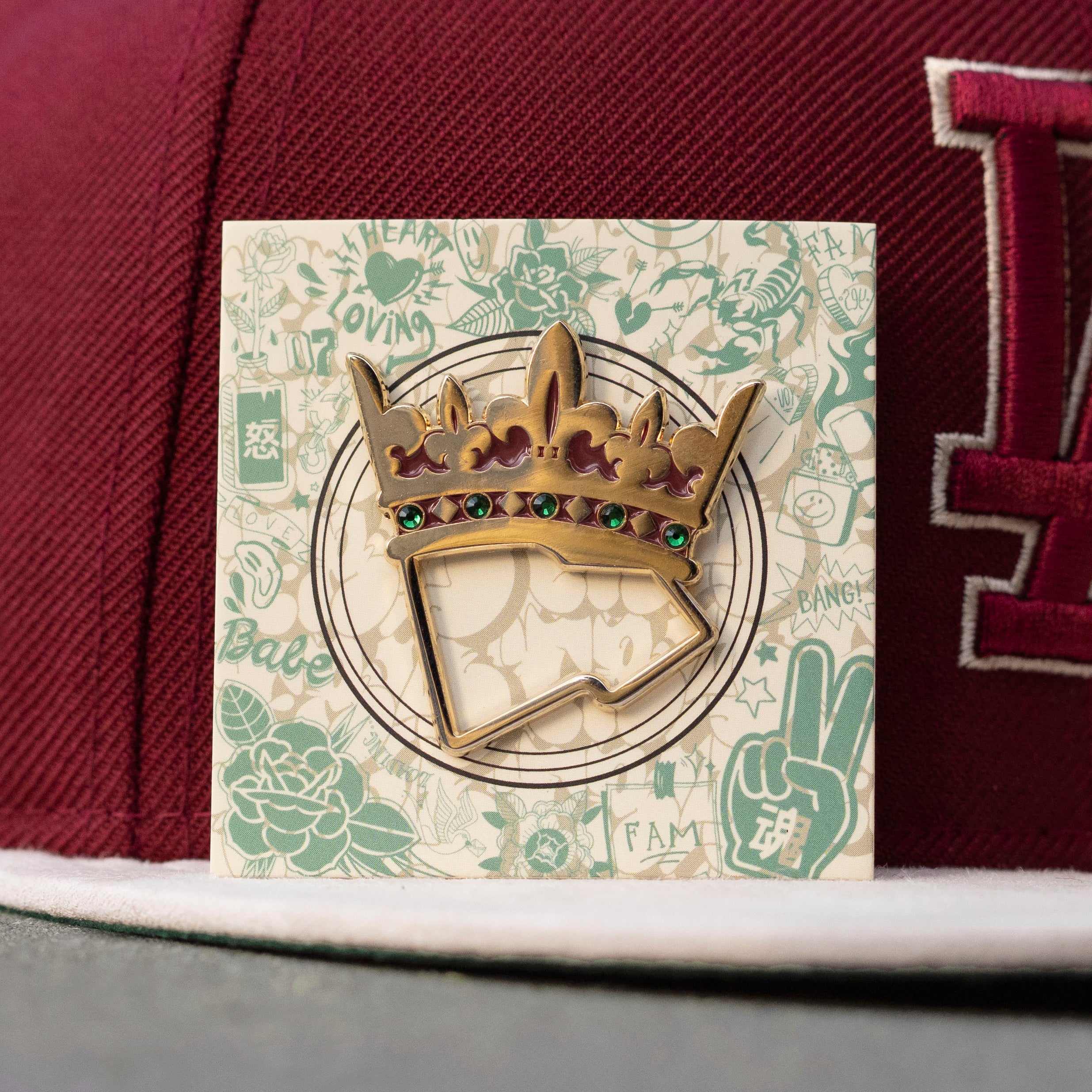 FAM CROWN MAGNETIC PIN GOLD/GREEN