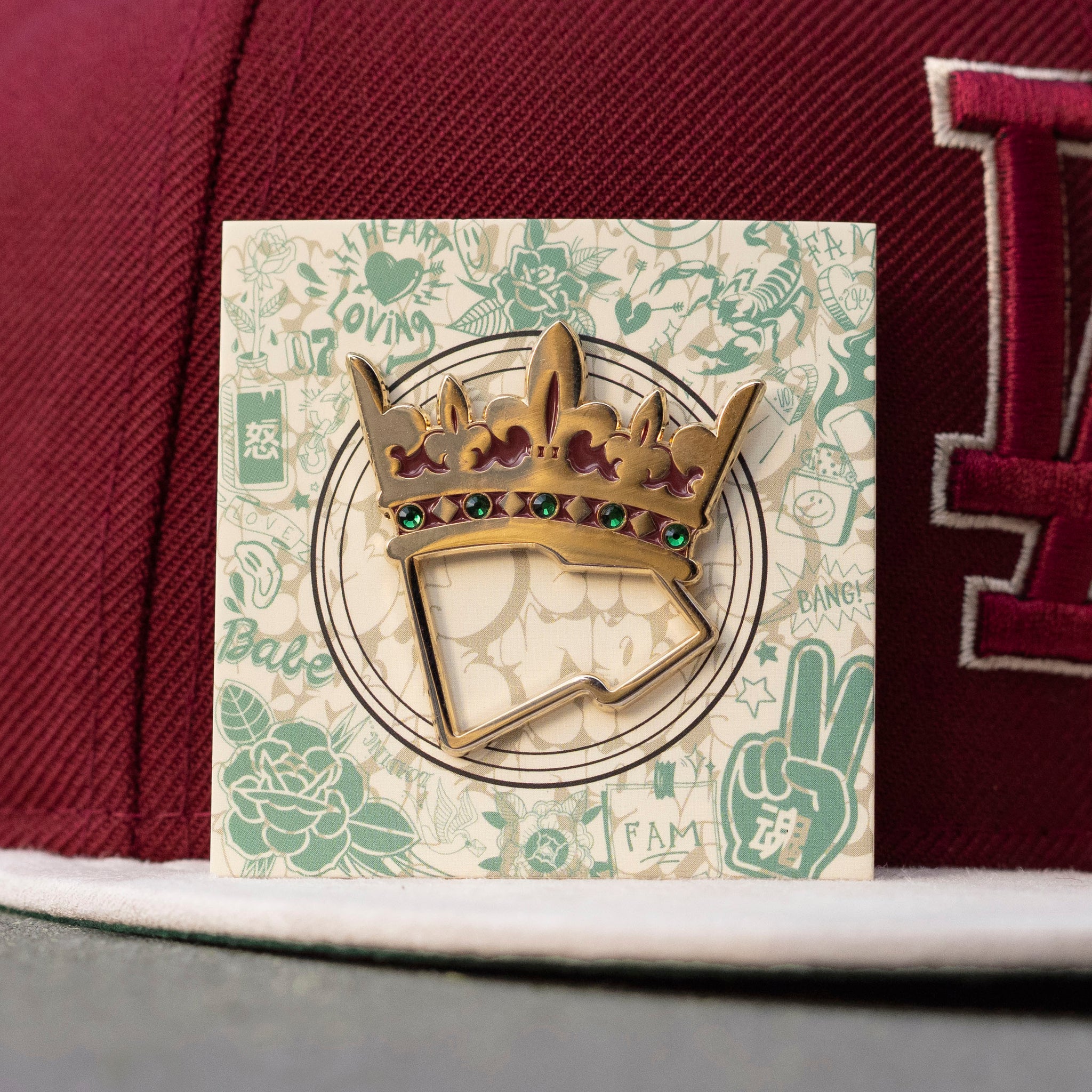 FAM CROWN MAGNETIC PIN GOLD/GREEN